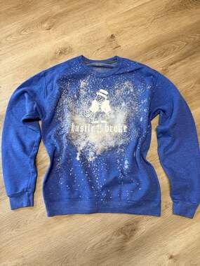 Men's Medium Blue Bleached Hustle or Be Broke Graphic Sweatshirt